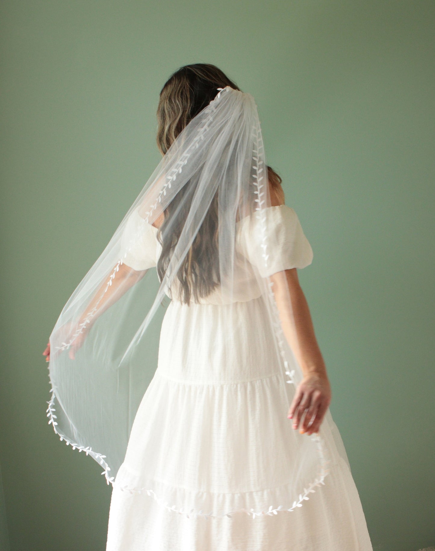 Leaf trim tulle bridal veil