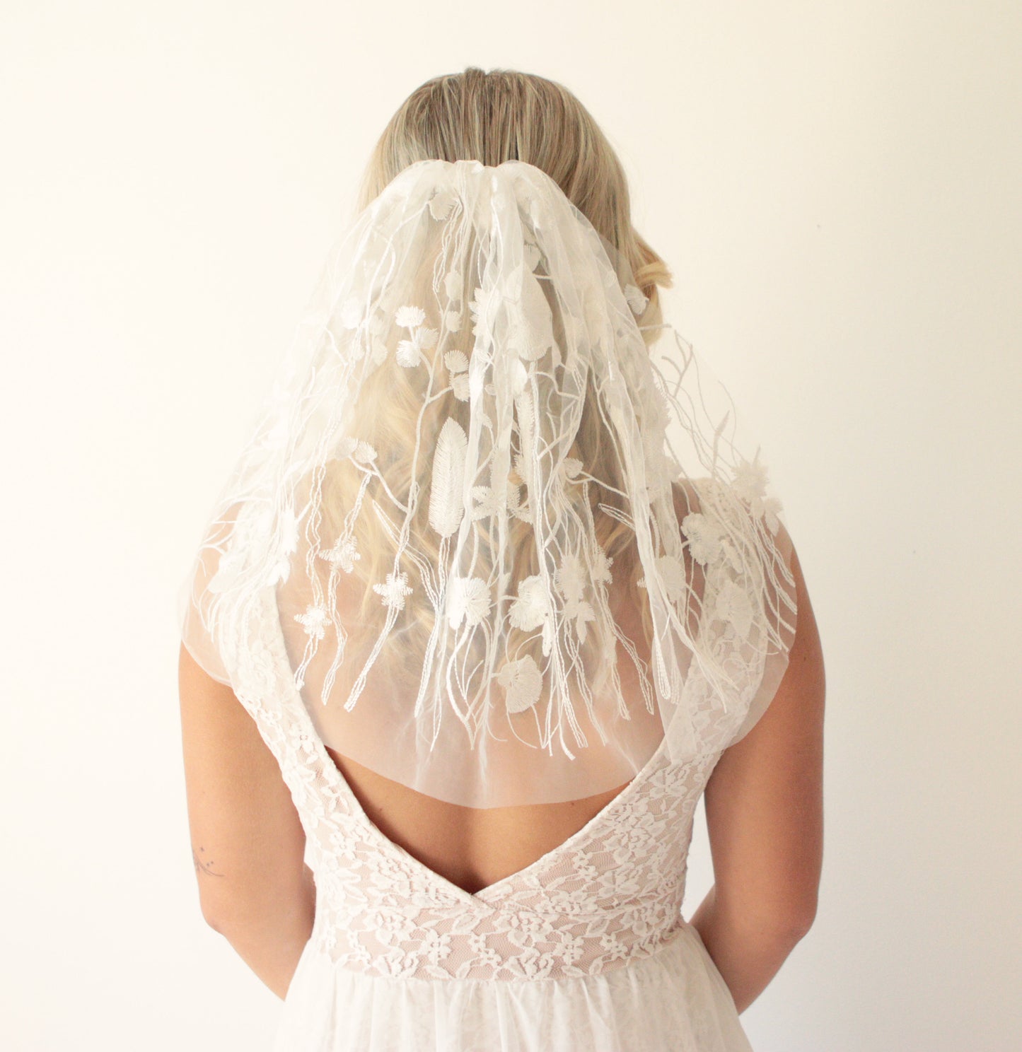 Short white wildflower veil, White flower veil, Embroidered flower veil, Floral wedding veil, Bridal veil with flowers, Unique wedding veil