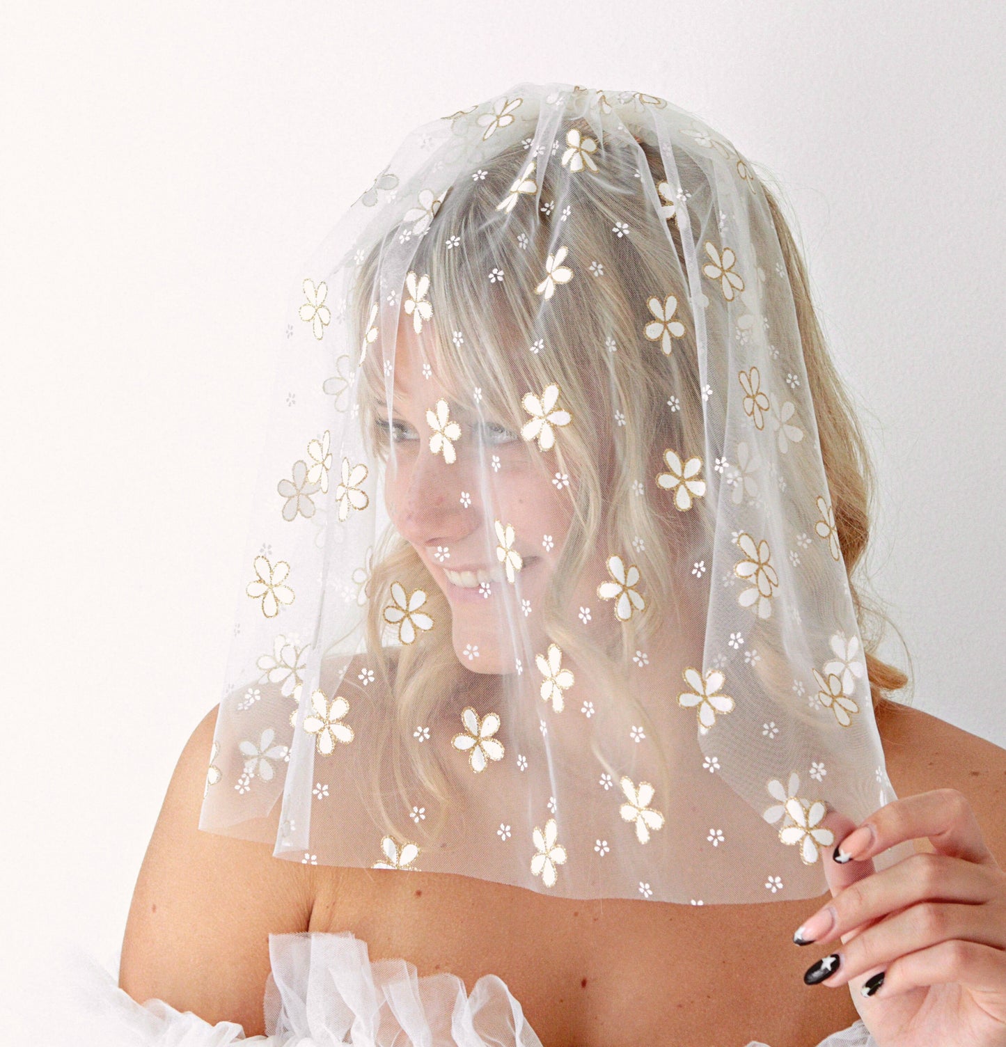 Short floral veil, Wildflower veil, Embroidered flower veil, Floral wedding veil, Bridal veil with flowers, Unique wedding veil